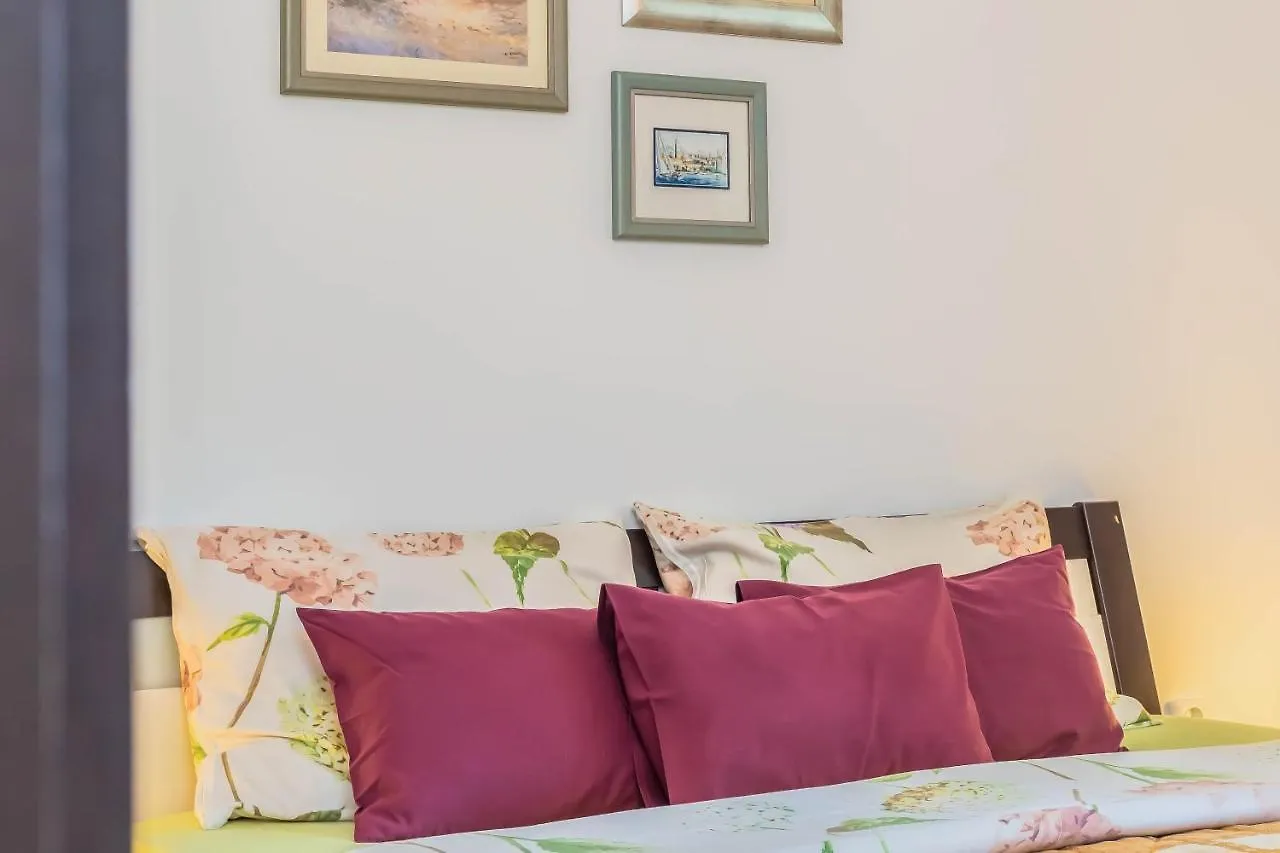 City Luxe Apartment Split