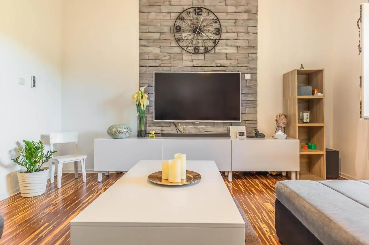 City Luxe Apartment Split