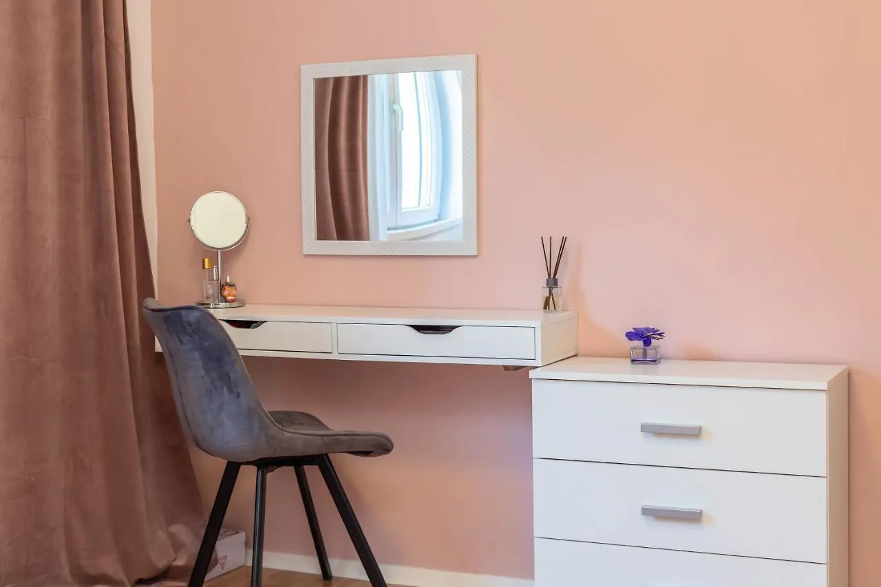 City Luxe Apartment Split