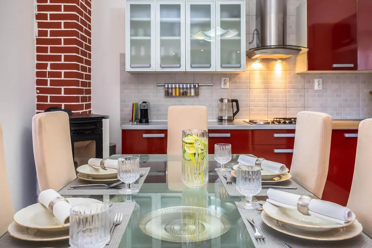 City Luxe Apartment Split