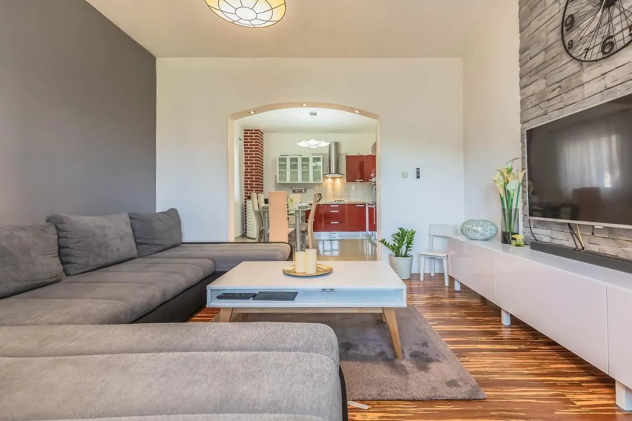 City Luxe Apartment Split