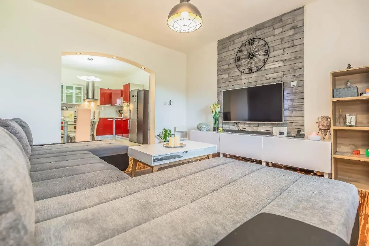 City Luxe Apartment Split