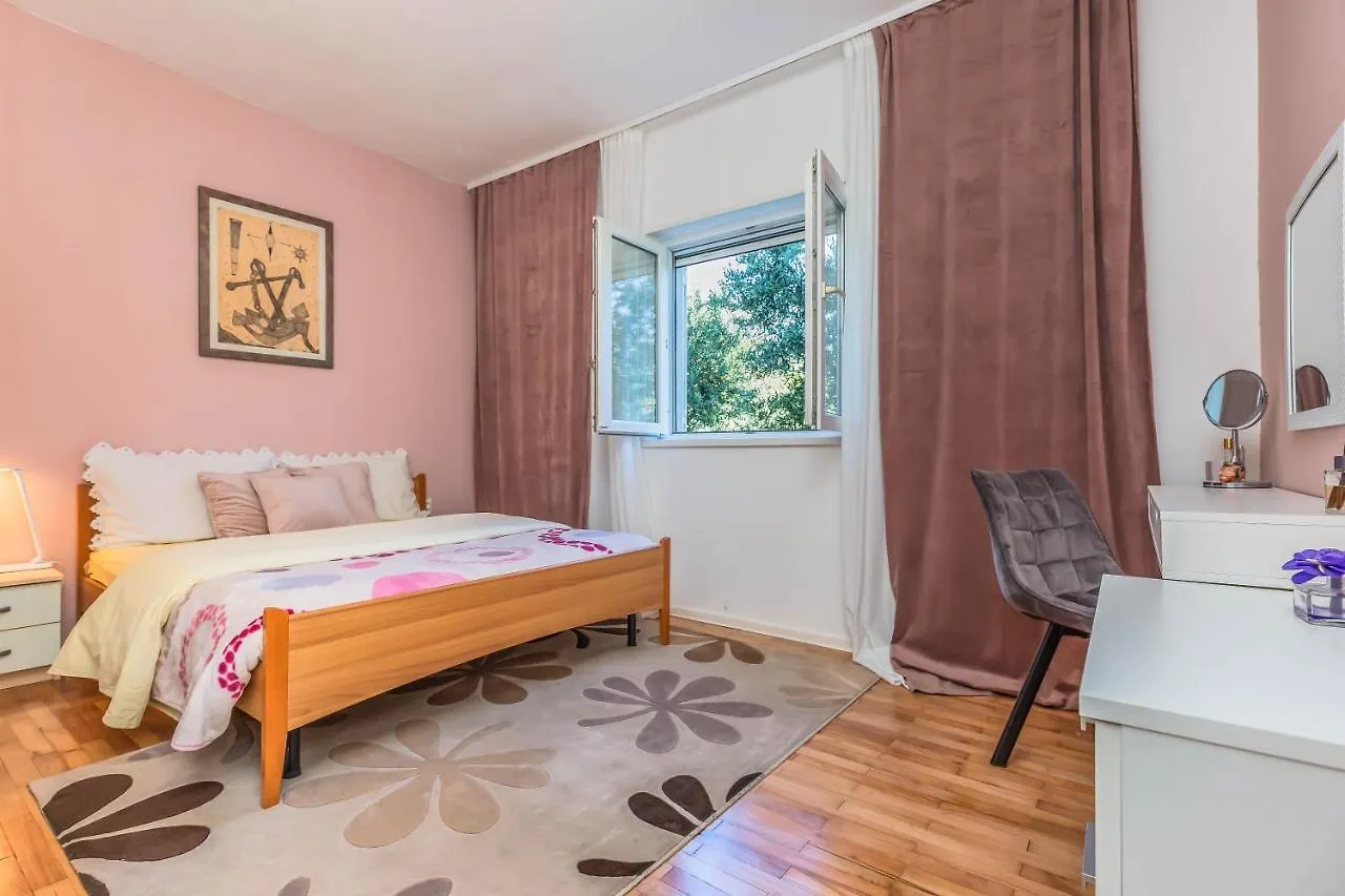 City Luxe Apartment Split