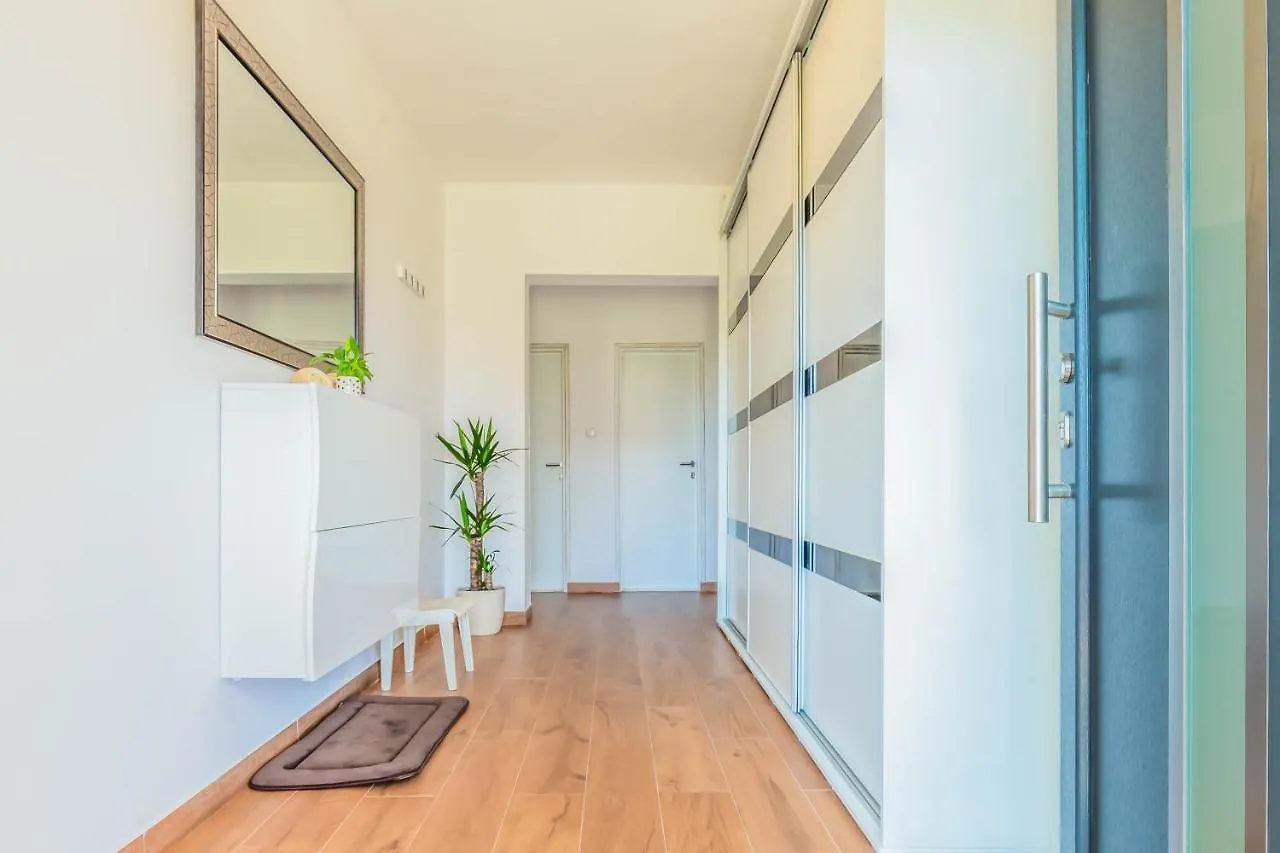 City Luxe Apartment Split