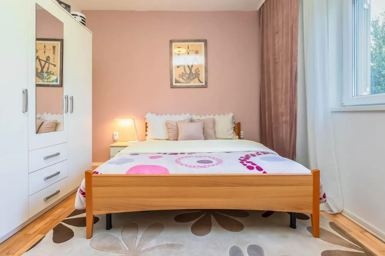 City Luxe Apartment Split
